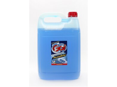 Pěti litrová láhev modrého mycího prostředku s alkoholem na podlahy