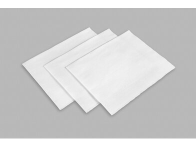 Tři bílé textilní ubrousky