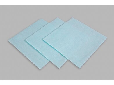 Tři bílé textilní ubrousky