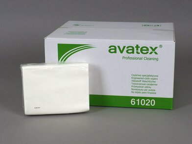 Krabice a balení bílých textilních ubrousků 