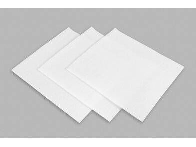 Tři bílé papírové ubrousky