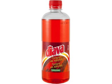 Transparentí pet lahev s rudou etiketou 